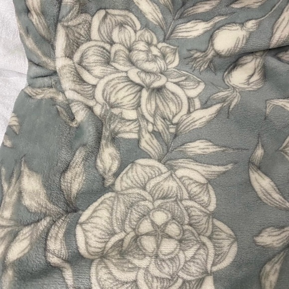 Emerson Lane TIANA Oversized 50” by 70” Throw. - Picture 3 of 6